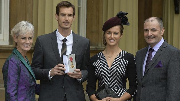 Tenista Andy Murray s titulem důstojníka Řádu britského impéria, jeho partnerka Kim Searsová (oba uprostřed) a rodiče Judy a Will. Tenista Andy Murray s titulem důstojníka Řádu britského impéria, jeho partnerka Kim Searsová (oba uprostřed) a rodiče Judy a Will.