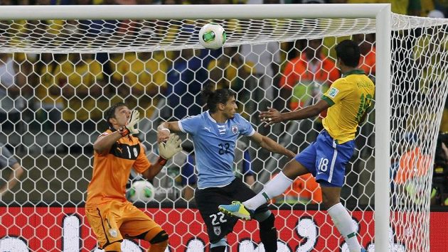 Paulinho (vpravo) posílá míč podruhé do sítě Uruguaye a brazilský tým do finále Poháru FIFA. Paulinho (vpravo) posílá míč podruhé do sítě Uruguaye a brazilský tým do finále Poháru FIFA.