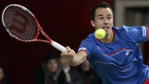 Český tenista Lukáš Rosol během souboje Davisova poháru se Švýcarem Stanislasem Wawrinkou. Český tenista Lukáš Rosol během souboje Davisova poháru se Švýcarem Stanislasem Wawrinkou.