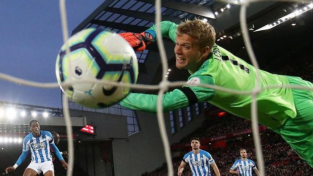Liverpoolský Sadio Mané překonává brankáře týmu Huddersfield Town Jonase Lossla. Liverpoolský Sadio Mané překonává brankáře týmu Huddersfield Town Jonase Lossla.