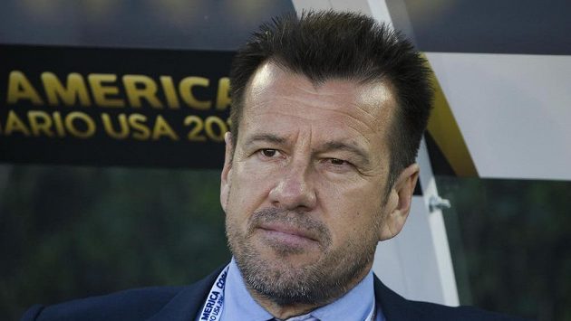 Trenér Carlos Dunga byl odvolán od brazilské fotbalové reprezentace. Trenér Carlos Dunga byl odvolán od brazilské fotbalové reprezentace.