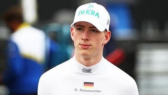 Závodník F3 David Schumacher se ke své matce nehlásí. Ta to přiznala ve své show, stejně jako fakt, že je na dně a moc ji to trápí. Závodník F3 David Schumacher se ke své matce nehlásí. Ta to přiznala ve své show, stejně jako fakt, že je na dně a moc ji to trápí.