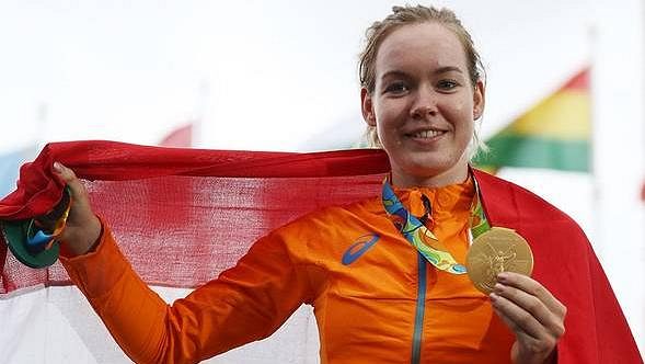 Nizozemská olympijská vítězka v silniční cyklistice Anna van der Breggenová. Nizozemská olympijská vítězka v silniční cyklistice Anna van der Breggenová.