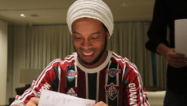 Fotbalový záložník Ronaldinho při podpisu nové smlouvy s Fluminense. Fotbalový záložník Ronaldinho při podpisu nové smlouvy s Fluminense.