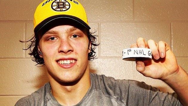 David Pastrňák pózuje s kotoučem, kterým vstřelil svůj první gól v NHL. David Pastrňák pózuje s kotoučem, kterým vstřelil svůj první gól v NHL.