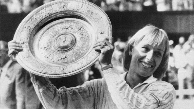 Se stříbrným talířem pro vítězku wimbledonské dvouhry pózovala Martina Navrátilová celkem devětkrát. Se stříbrným talířem pro vítězku wimbledonské dvouhry pózovala Martina Navrátilová celkem devětkrát.