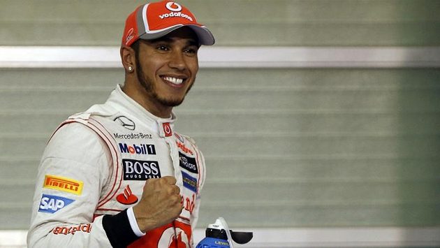 Pilot McLarenu Lewis Hamilton má důvod k úsměvu. Pilot McLarenu Lewis Hamilton má důvod k úsměvu.