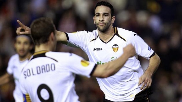 Adil Rami a Roberto Soldado z Valencie slaví gól v odvetě čtvrtfinále Evropské ligy proti Alkmaaru. Adil Rami a Roberto Soldado z Valencie slaví gól v odvetě čtvrtfinále Evropské ligy proti Alkmaaru.