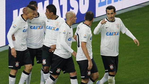Útočník Corinthians Paolo Guerrero (vlevo) slaví se svými spoluhráči na MS klubů gól do sítě Al-Ahlí. Útočník Corinthians Paolo Guerrero (vlevo) slaví se svými spoluhráči na MS klubů gól do sítě Al-Ahlí.