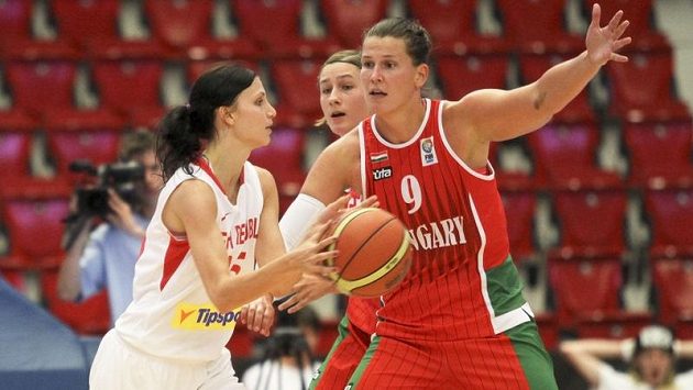 Kateřina Zohnová (vlevo) se snží projít přes Doru Hontiovou z Maďarska. Kateřina Zohnová (vlevo) se snží projít přes Doru Hontiovou z Maďarska.