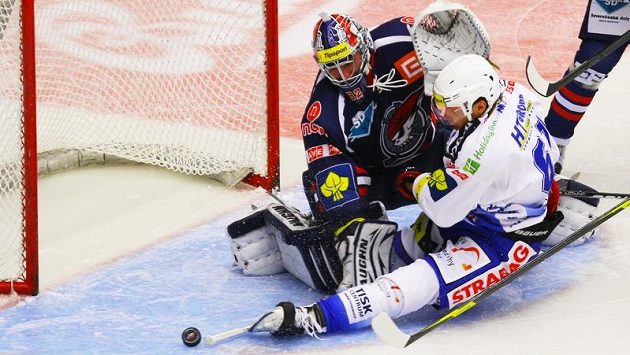Jakub Svoboda z Komety Brno se na archivním snímku snaží protlačit puk za záda brankáře Milana Řehoře ještě v dresu Chomutova. Jakub Svoboda z Komety Brno se na archivním snímku snaží protlačit puk za záda brankáře Milana Řehoře ještě v dresu Chomutova.