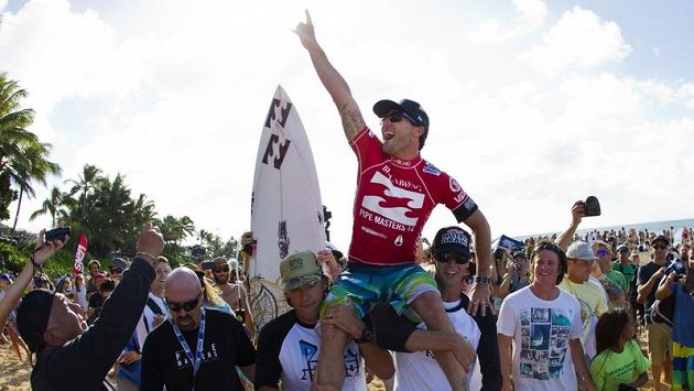 Joel Parkinson se raduje ze svého premiérového triumfu v surfařském šampionátu Joel Parkinson se raduje ze svého premiérového triumfu v surfařském šampionátu