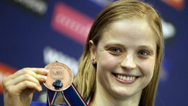 Simona Baumrtová s bronzovou medailí. Simona Baumrtová s bronzovou medailí.