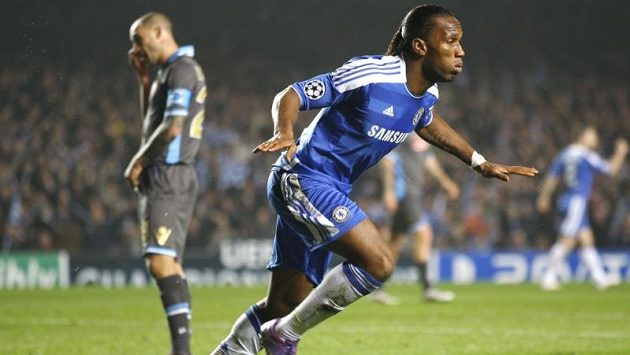 Didier Drogba z Chelsea slaví gól do sítě Neapole. Didier Drogba z Chelsea slaví gól do sítě Neapole.
