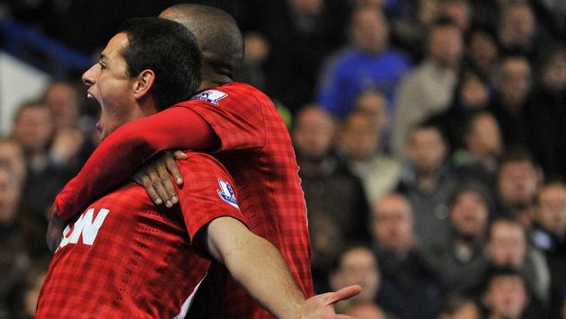 Mexický útočník Javier Hernadez vstřelil na půdě Chelsea rozhodující gól. Mexický útočník Javier Hernadez vstřelil na půdě Chelsea rozhodující gól.
