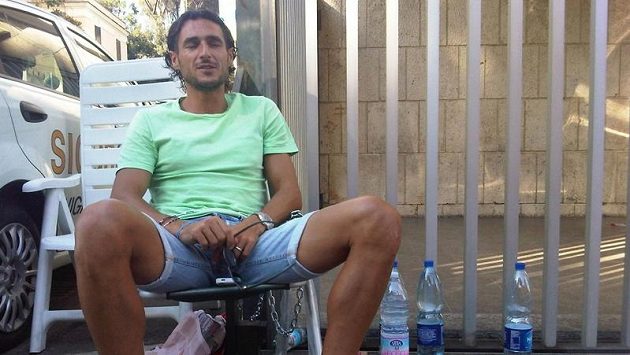 Řetězem ovázaný Emanuele Pesoli protestuje v Římě před sídlem Italského fotbalového svazu. Řetězem ovázaný Emanuele Pesoli protestuje v Římě před sídlem Italského fotbalového svazu.