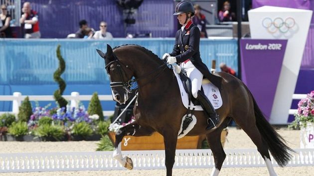 Britská jezdkyně Charlotte Dujardinová s koněm Valegrem vybojovalo pro pořadatelskou zemi zlatou medaili v drezuře Britská jezdkyně Charlotte Dujardinová s koněm Valegrem vybojovalo pro pořadatelskou zemi zlatou medaili v drezuře
