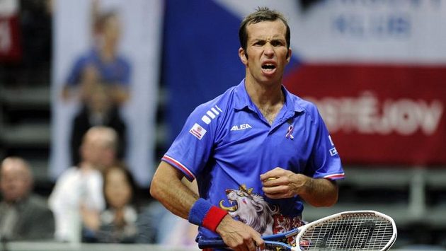 Radek Štěpánek během zápasu čtvrtfinále Davis Cupu proti Janko Tipsarevičovi ze Srbska. Radek Štěpánek během zápasu čtvrtfinále Davis Cupu proti Janko Tipsarevičovi ze Srbska.