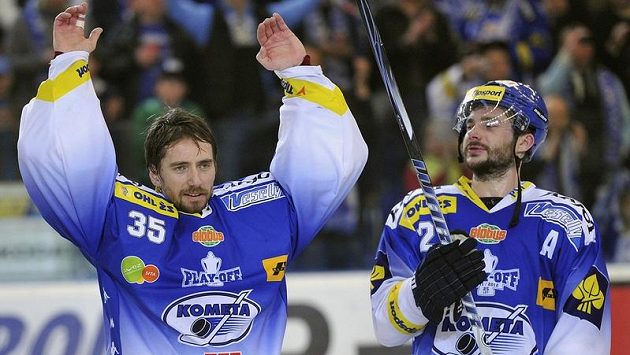 Brankář Komety Brno Jiří Trvaj (vlevo) a útočník Leoš Čermák Brankář Komety Brno Jiří Trvaj (vlevo) a útočník Leoš Čermák