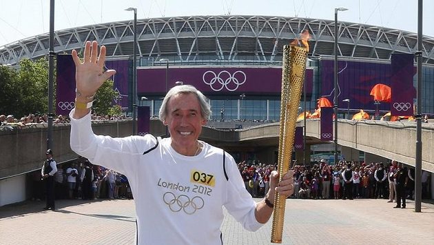 Olympijskou pochodeň na její cestě po Británii nesl i bývalý slavný anglický fotbalový brankář Gordon Banks, mistr světa z roku 1966 Olympijskou pochodeň na její cestě po Británii nesl i bývalý slavný anglický fotbalový brankář Gordon Banks, mistr světa z roku 1966