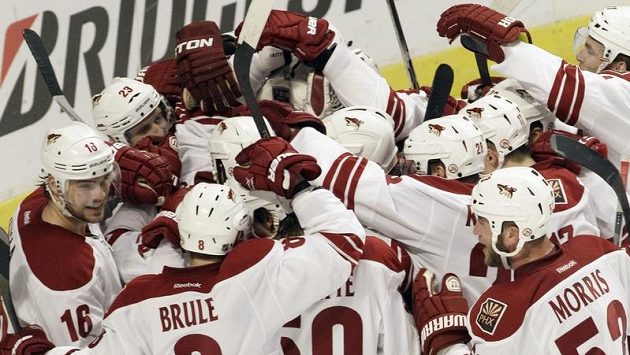 Hokejisté Phoenixu oslavují postup. Hokejisté Phoenixu oslavují postup.