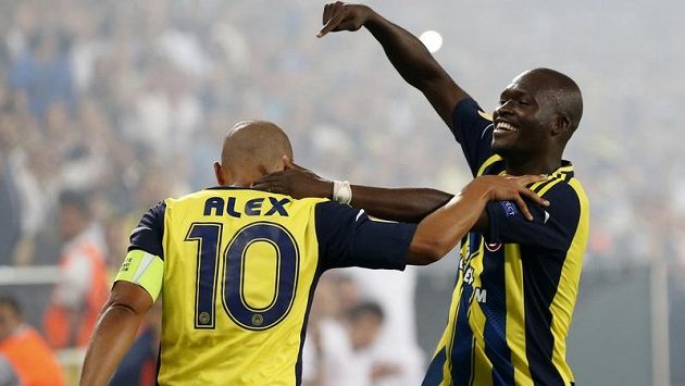 Fotbalisté Fenerbahce Alex (vlevo) a Moussa Sow se radují ze vstřelené branky do sítě Marseille. Fotbalisté Fenerbahce Alex (vlevo) a Moussa Sow se radují ze vstřelené branky do sítě Marseille.
