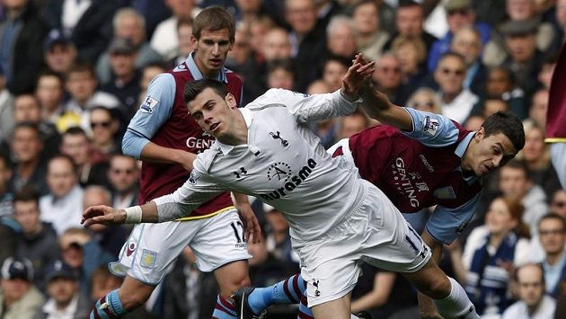 Záložník Tottenhamu Gareth Bale padá na zem po souboji s obráncem Aston Villy Matthew Lowtonem. Záložník Tottenhamu Gareth Bale padá na zem po souboji s obráncem Aston Villy Matthew Lowtonem.