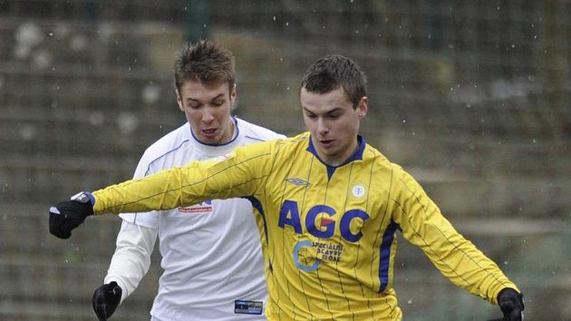 Teplický Martin Jindráček si kryje míč před záložníkem Ústí nad Labem Janem Peterkem. Teplický Martin Jindráček si kryje míč před záložníkem Ústí nad Labem Janem Peterkem.