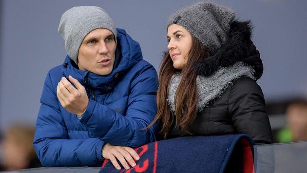 Bořek Dočkal s manželkou na tribuně během utkání Sparty. Bořek Dočkal s manželkou na tribuně během utkání Sparty.