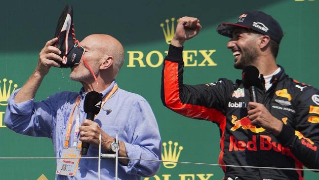 Daniel Ricciardo (vpravo) naučil shoey také herce Patricka Stewarta. Daniel Ricciardo (vpravo) naučil shoey také herce Patricka Stewarta.