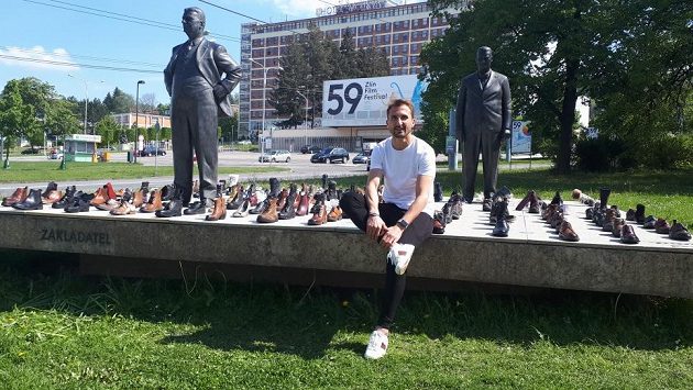 Zlínský záložník Petr Jiráček u pomníku Tomáše Bati a Jana Antonína Bati. Zlínský záložník Petr Jiráček u pomníku Tomáše Bati a Jana Antonína Bati.