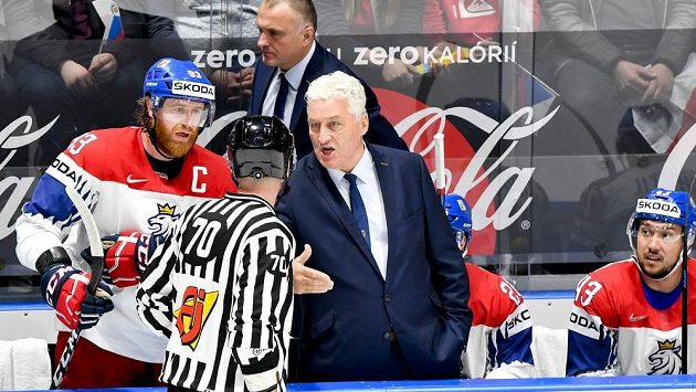 Kapitán českého týmu Jakub Voráček (vlevo) a trenér Miloš Říha diskutují s rozhodčím. Kapitán českého týmu Jakub Voráček (vlevo) a trenér Miloš Říha diskutují s rozhodčím.