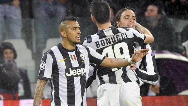 Alessandro Matri (vpravo) slaví svoji úvodní trefu v utkání Ligy mistrů proti Celtiku Glasgow se spoluhráči z Juventusu Arturem Vidalem a Leonardem Bonuccim. Alessandro Matri (vpravo) slaví svoji úvodní trefu v utkání Ligy mistrů proti Celtiku Glasgow se spoluhráči z Juventusu Arturem Vidalem a Leonardem Bonuccim.