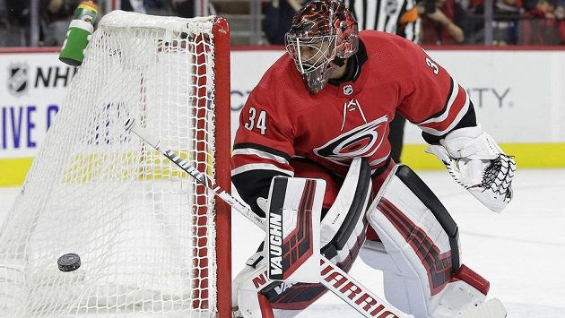 Český brankář Caroliny Hurricanes Petr Mrázek vyráží střelu během utkání NHL. Český brankář Caroliny Hurricanes Petr Mrázek vyráží střelu během utkání NHL.
