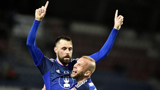 Fotbalisté Olomouce (zleva) Michal Ordoš a Martin Honiš oslavují gól proti Baníku. Fotbalisté Olomouce (zleva) Michal Ordoš a Martin Honiš oslavují gól proti Baníku.
