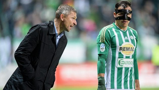 Trenér Bohemians Martin Hašek a obránce Martin Dostál během utkání 13.kola HET ligy, Bohemians Praha 1905 - SK Sigma Olomouc. Trenér Bohemians Martin Hašek a obránce Martin Dostál během utkání 13.kola HET ligy, Bohemians Praha 1905 - SK Sigma Olomouc.