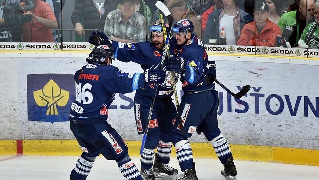 Liberečtí hokejisté Lukáš Derner (zprava), Michal Řepík a Michal Birner se radují z gólu v Mladé Boleslavi. Liberečtí hokejisté Lukáš Derner (zprava), Michal Řepík a Michal Birner se radují z gólu v Mladé Boleslavi.