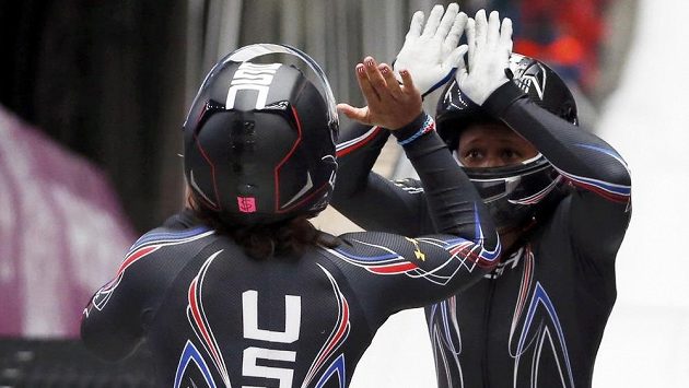 Pilotka Elana Meyersová (vlevo) a Lauryn Williamsová z USA vedou po úvodních dvou jízdách olympijský závod dvojbobů. Pilotka Elana Meyersová (vlevo) a Lauryn Williamsová z USA vedou po úvodních dvou jízdách olympijský závod dvojbobů.