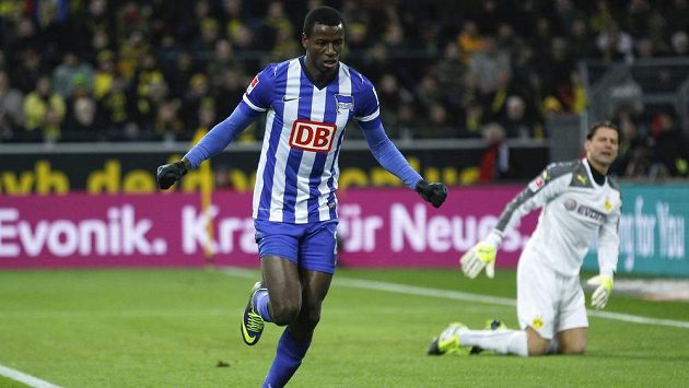 Fotbalista Herthy Berlín Ramos se raduje z gólu brankáři Dortmundu Romanu Weindenfellerovi. Fotbalista Herthy Berlín Ramos se raduje z gólu brankáři Dortmundu Romanu Weindenfellerovi.