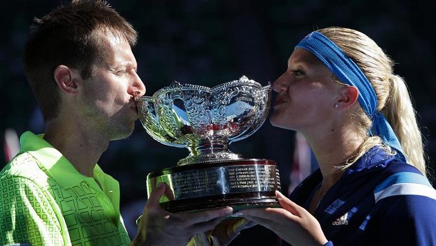 Francouzka Kristina Mladenovicová a Kanaďan Daniel Nestor se těší s pohárem pro vítěze smíšené čtyřhry na prvním grandslamu sezóny. Francouzka Kristina Mladenovicová a Kanaďan Daniel Nestor se těší s pohárem pro vítěze smíšené čtyřhry na prvním grandslamu sezóny.