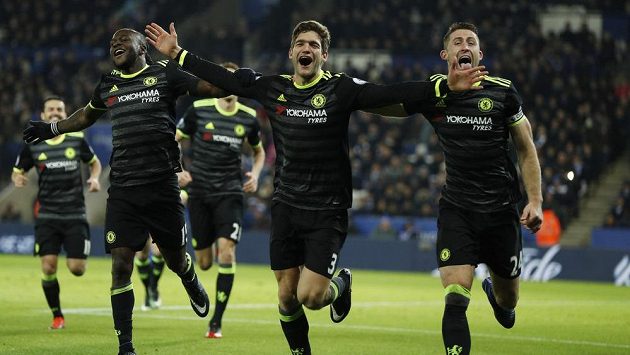 Radost hráčů Chelsea po druhé brance Marcose Alonsa (uprostřed) v zápase proti Leicesteru. Radost hráčů Chelsea po druhé brance Marcose Alonsa (uprostřed) v zápase proti Leicesteru.