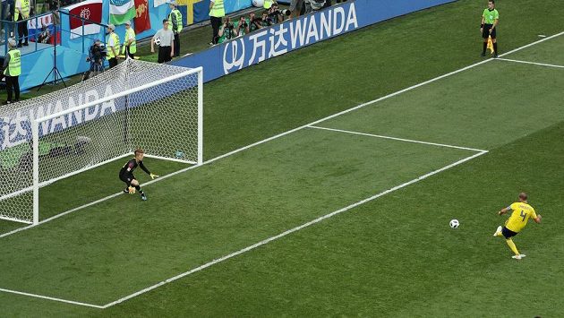 Švéd Andreas Granqvist kope penaltu v duelu s Koreou. Švéd Andreas Granqvist kope penaltu v duelu s Koreou.
