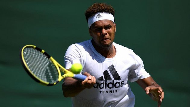 Francouzský tenista Jo-Wilfried Tsonga si v prvním kole poradil snadno s Australanem Bernardem Tomicem. Ten nejspíš za zápas, který trval 58 minut, nedostane finanční prémii, Francouzský tenista Jo-Wilfried Tsonga si v prvním kole poradil snadno s Australanem Bernardem Tomicem. Ten nejspíš za zápas, který trval 58 minut, nedostane finanční prémii,