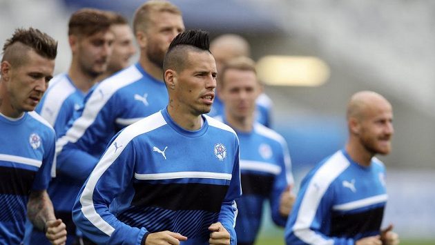 Marek Hamšík a spol. se budou muset ve Francii obejít bez svých rodinných příslušníků. Marek Hamšík a spol. se budou muset ve Francii obejít bez svých rodinných příslušníků.