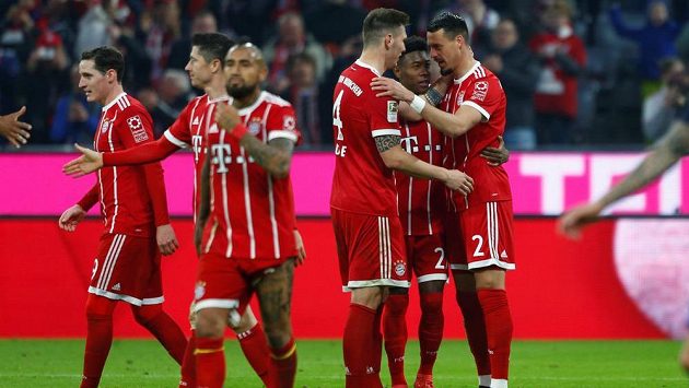 Fotbalisté Bayernu se radují z výhry v Mohuči. Fotbalisté Bayernu se radují z výhry v Mohuči.