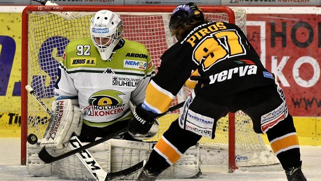 Litvínovský Kamil Piroš zkouší pozornost karlovarského brankáře Tomáše Závorky. Litvínovský Kamil Piroš zkouší pozornost karlovarského brankáře Tomáše Závorky.