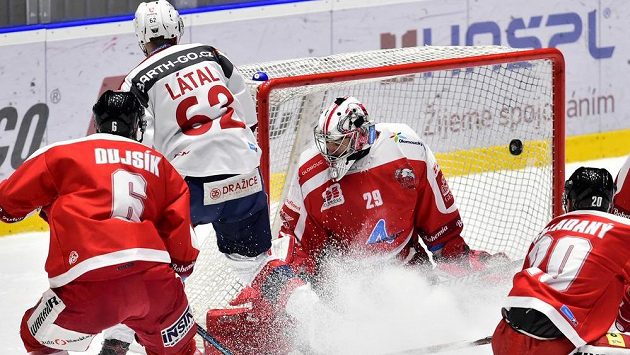Autor gólu Martin Látal z Pardubic, brankář Olomouce Jan Lukáš a František Skladaný z Olomouce. Autor gólu Martin Látal z Pardubic, brankář Olomouce Jan Lukáš a František Skladaný z Olomouce.