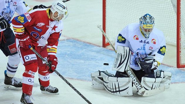 Slávistický útočník René Školiak (vlevo) před libereckým brankářem Jánem Lašákem. Slávistický útočník René Školiak (vlevo) před libereckým brankářem Jánem Lašákem.
