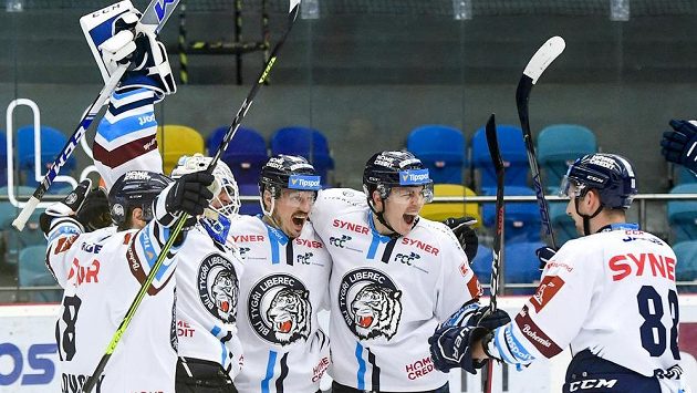Bílí Tygři Liberec při čtvrtfinálovém zápase play off Tipsport extraligy. Bílí Tygři Liberec při čtvrtfinálovém zápase play off Tipsport extraligy.