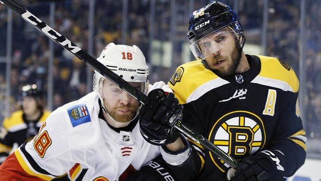 David Krejčí (vpravo) z Bostonu v souboji s Mattem Stajanem z Calgary. Bude hrát NHL i v Seattlu? David Krejčí (vpravo) z Bostonu v souboji s Mattem Stajanem z Calgary. Bude hrát NHL i v Seattlu?